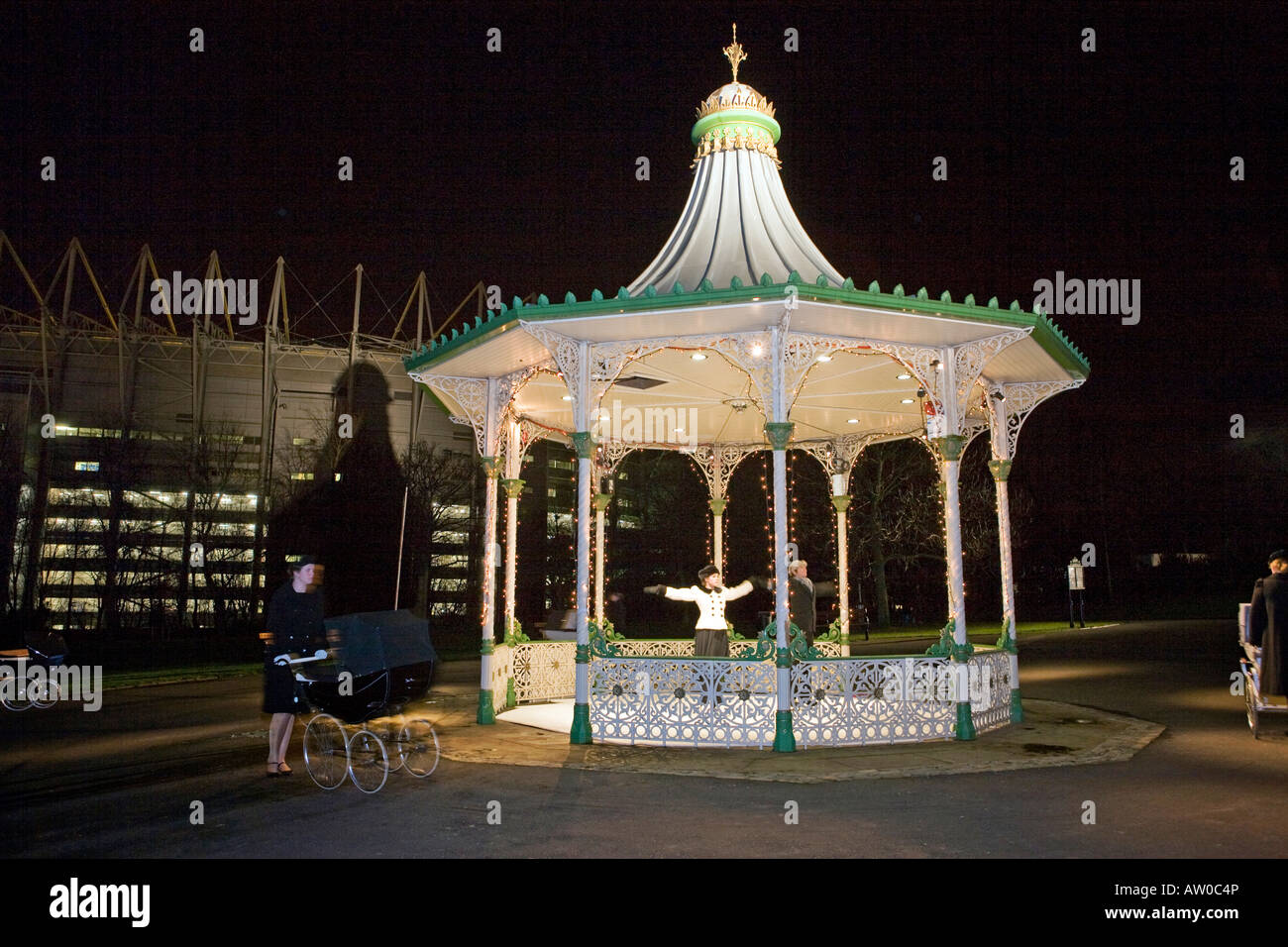 UK Tyneside Newcastle upon Tyne Festival Invernale Leazes Park parchi incantata pattinatori bandstand bambinaie con carrozzine a piedi Foto Stock