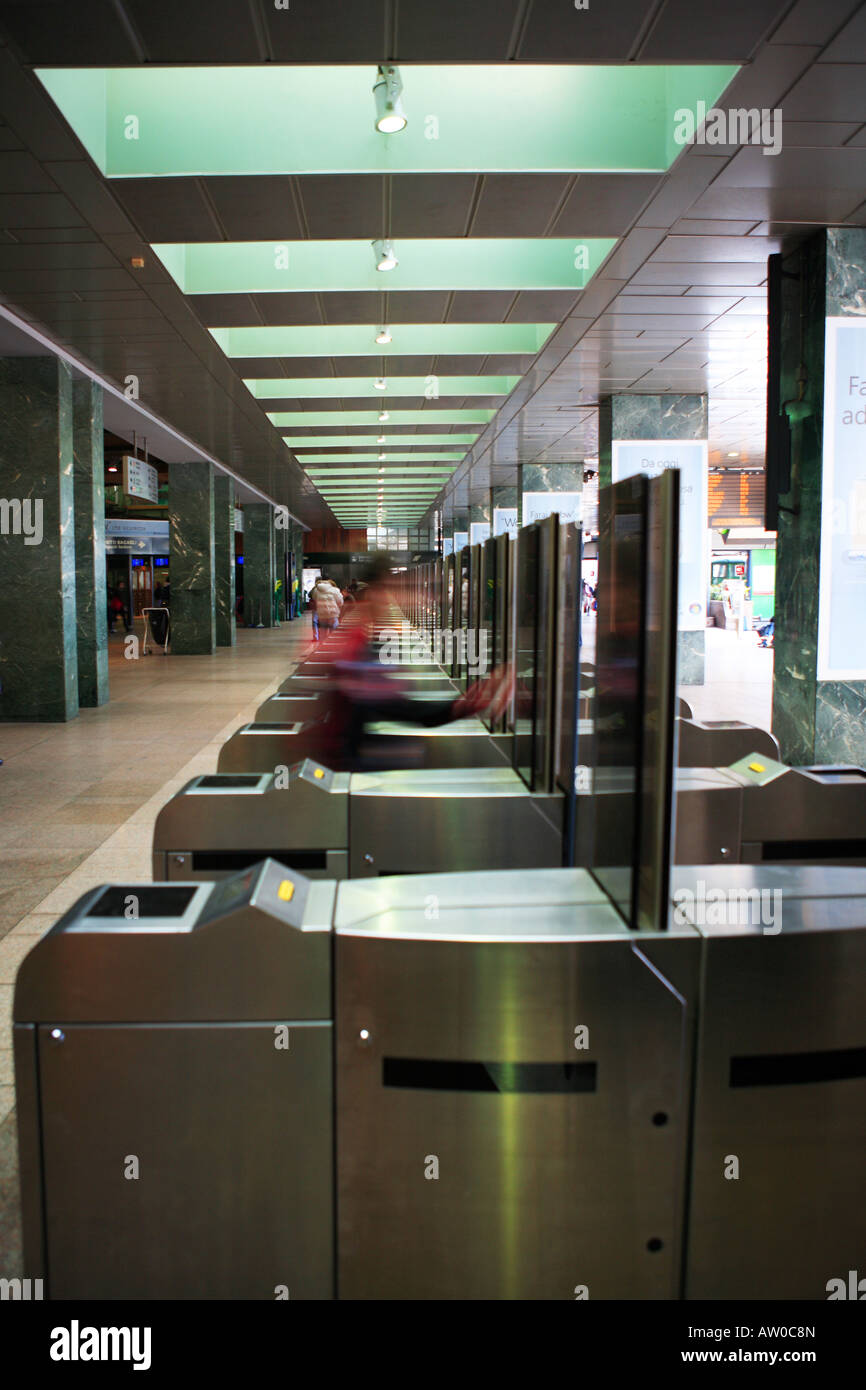 Piattaforma barriera di ingresso a Ferrovie Nord Stazione Ferroviaria Milano Italia Foto Stock