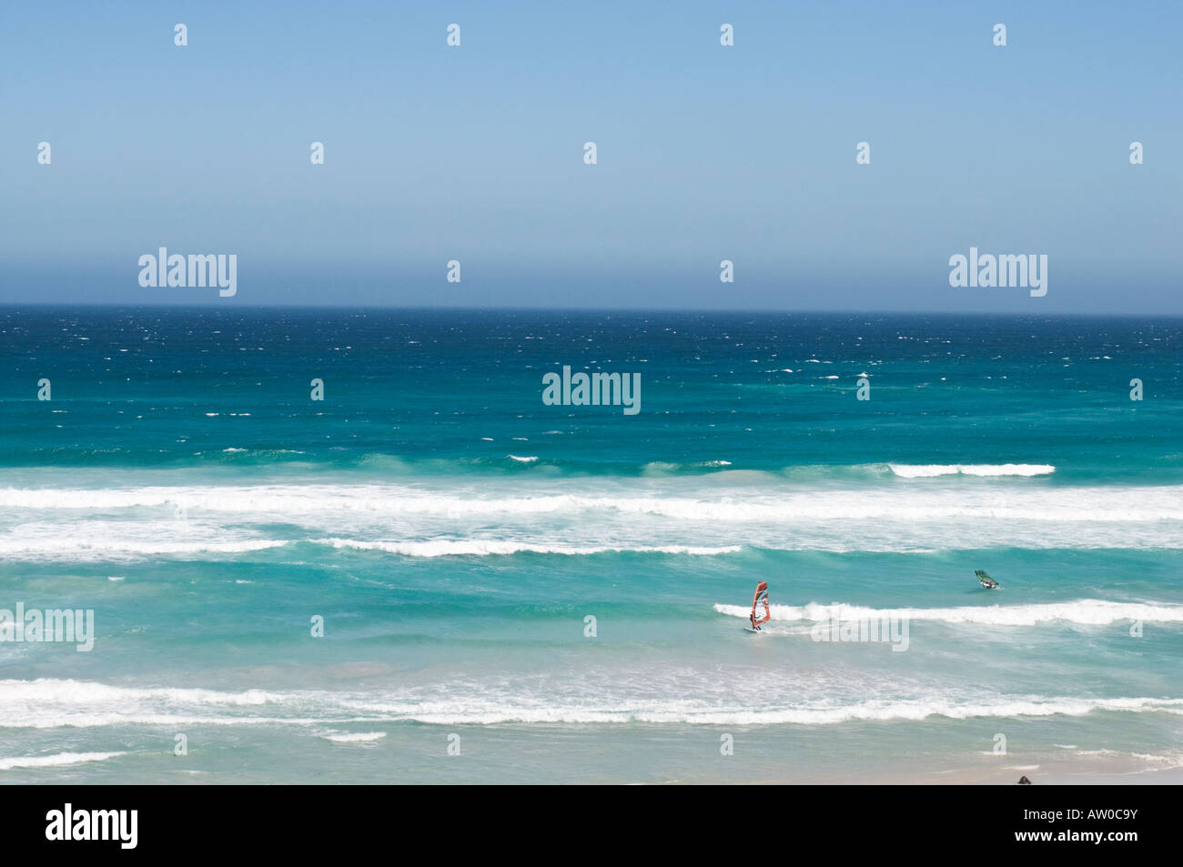 Witsand o sabbia bianca nei pressi di Misty scogliere che è vicino a Scarborough un preferito con kite marinai windsurfisti e surfisti Foto Stock