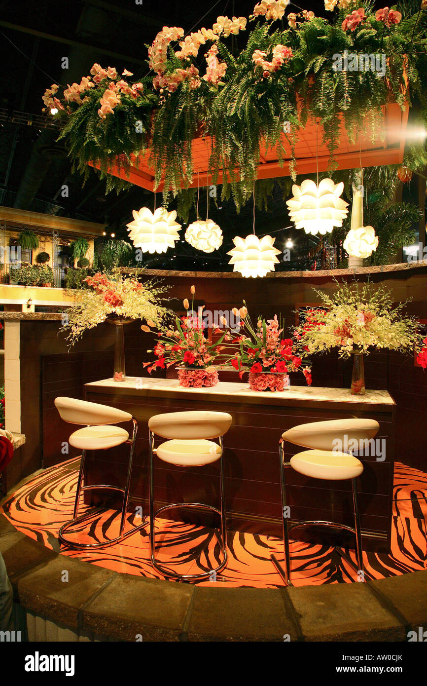 Sala del ritmo Tiger Bar. Tre sedie moderne tirato fino al bar con quattro grandi allestimenti floreali su di esso. Philadelphia flower show Foto Stock