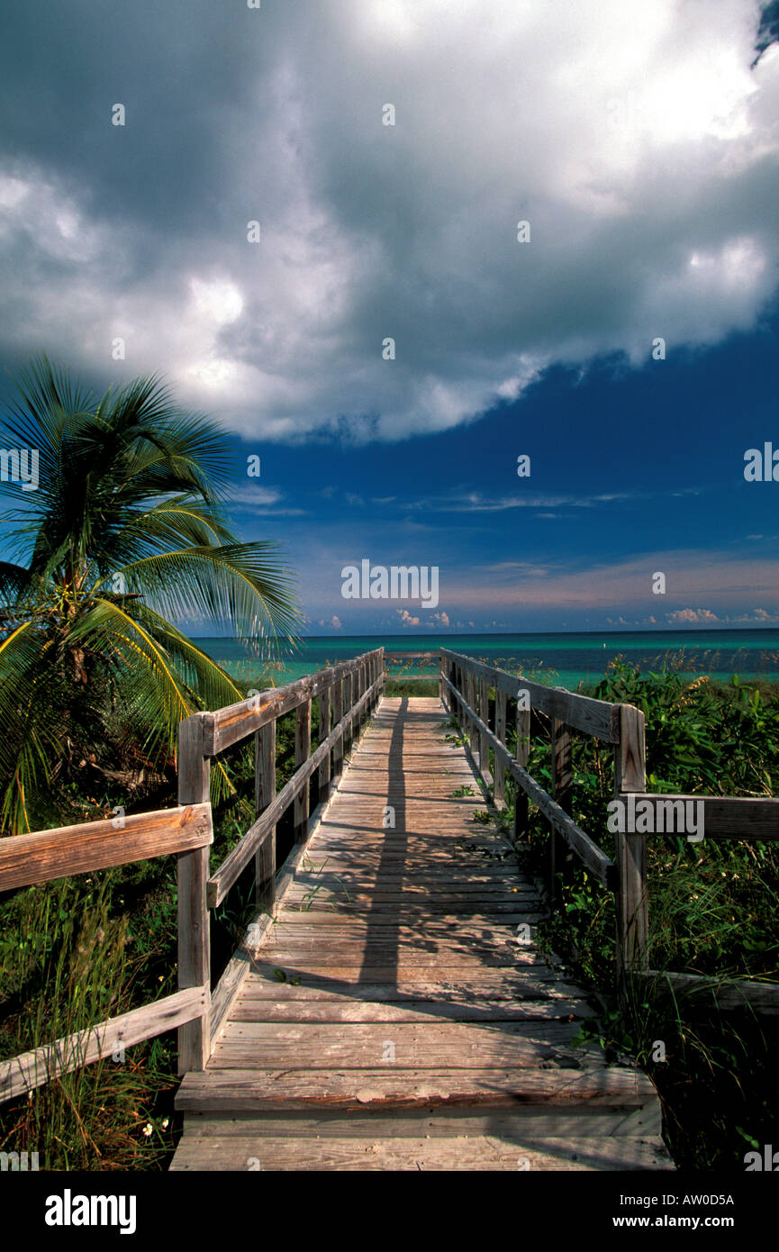 Florida Keys Bahia Honda State Park passerella che conduce alla spiaggia e acqua verde Foto Stock