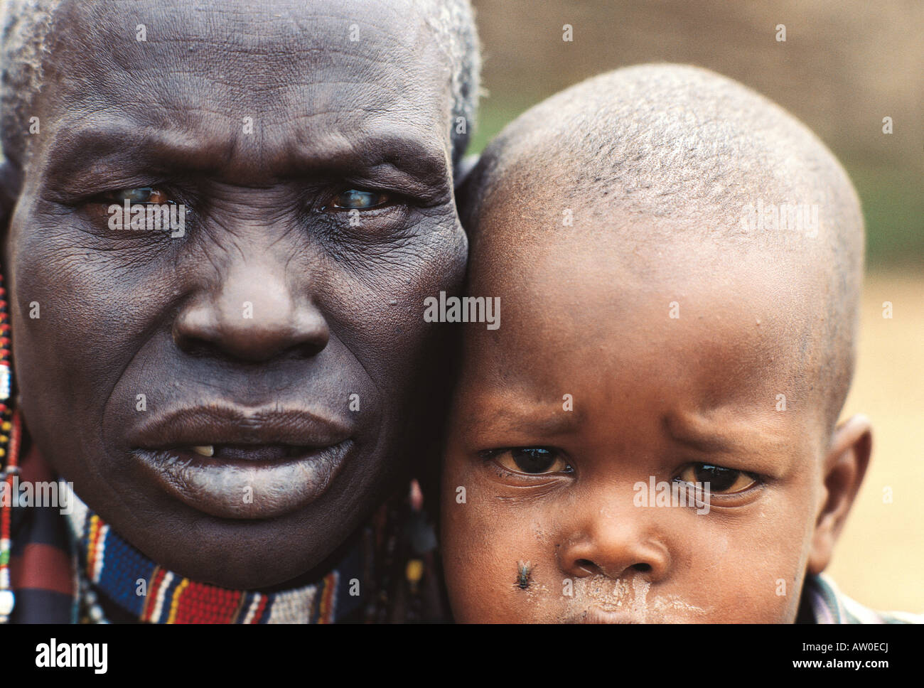 Maasai donna cecità dovuta al tracoma con il suo bambino vicino alla Riserva Nazionale di Masai Mara Kenya Africa orientale Foto Stock