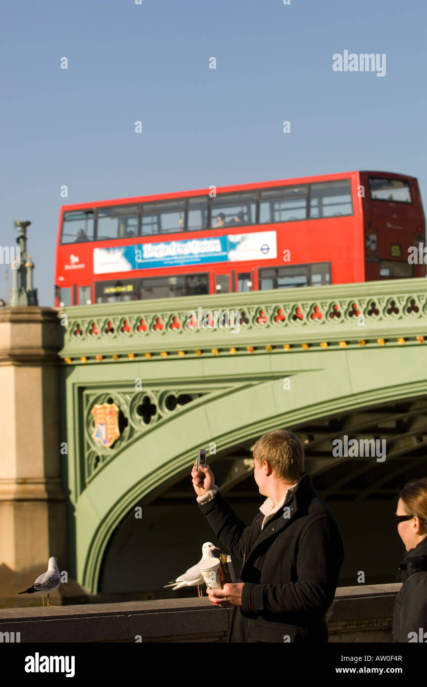 Bandiere di Inghilterra e Gran Bretagna battenti in stallo di souvenir da Westminster Bridge con il London Eye sullo sfondo London Regno Unito Foto Stock