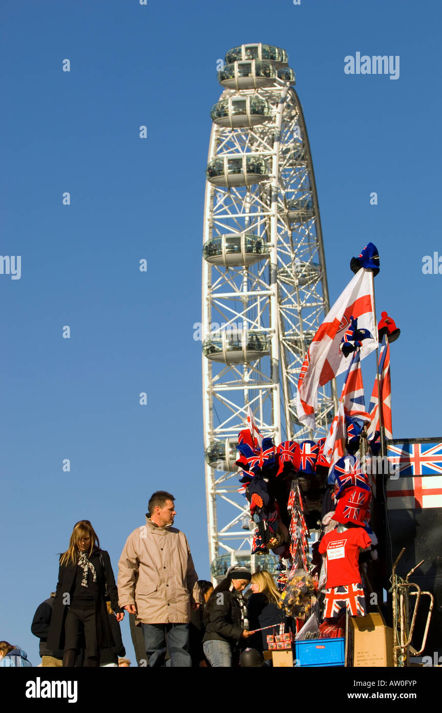 Bandiere di Inghilterra e Gran Bretagna battenti in stallo di souvenir da Westminster Bridge con il London Eye sullo sfondo London Regno Unito Foto Stock