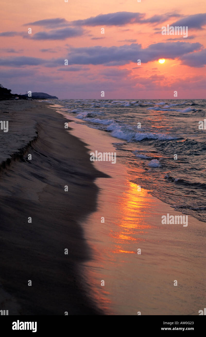 Alba sul lago Malawi, vicino Kande, Malawi Foto Stock