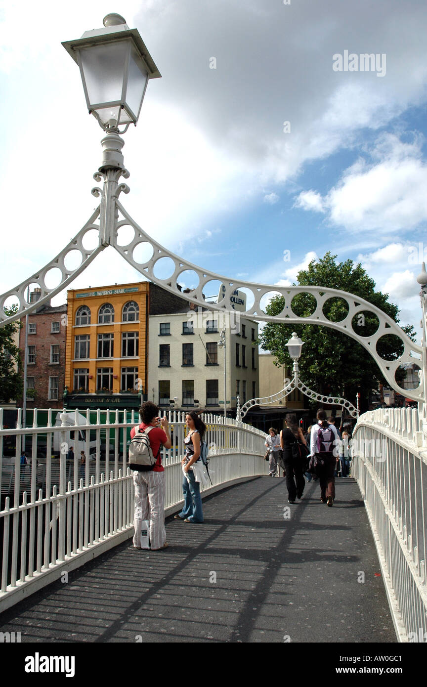 L'iconico Halfpenny Bridge a Dublino Foto Stock