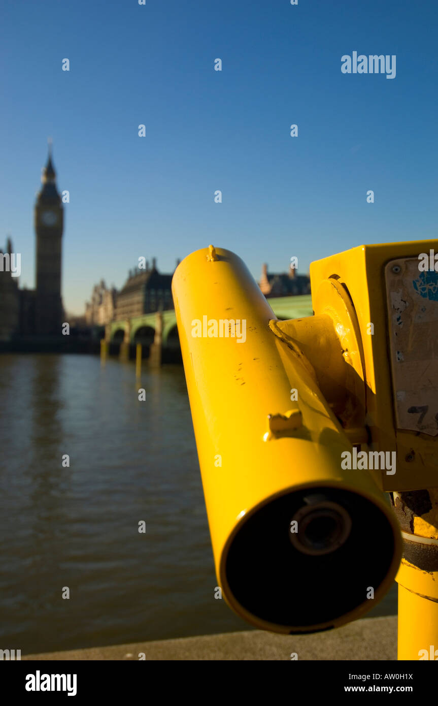 Il binocolo su Albert Embankment da Westminster Bridge rivolta verso le Case del Parlamento London Regno Unito Foto Stock