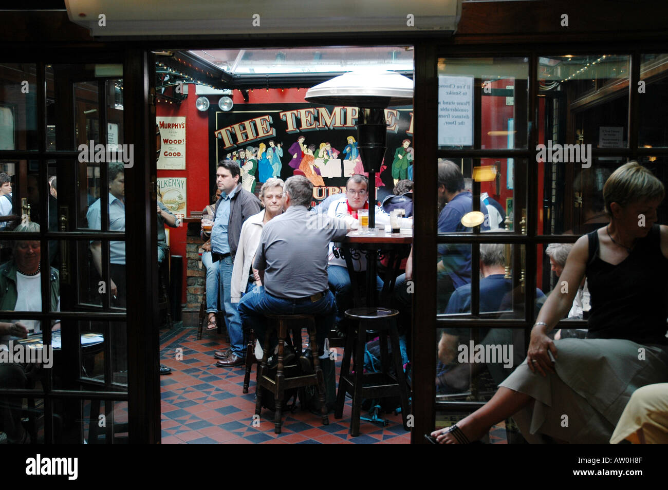 TheTemple Bar popolare pub nel centro di Dublino distretto turistico Irlanda Foto Stock