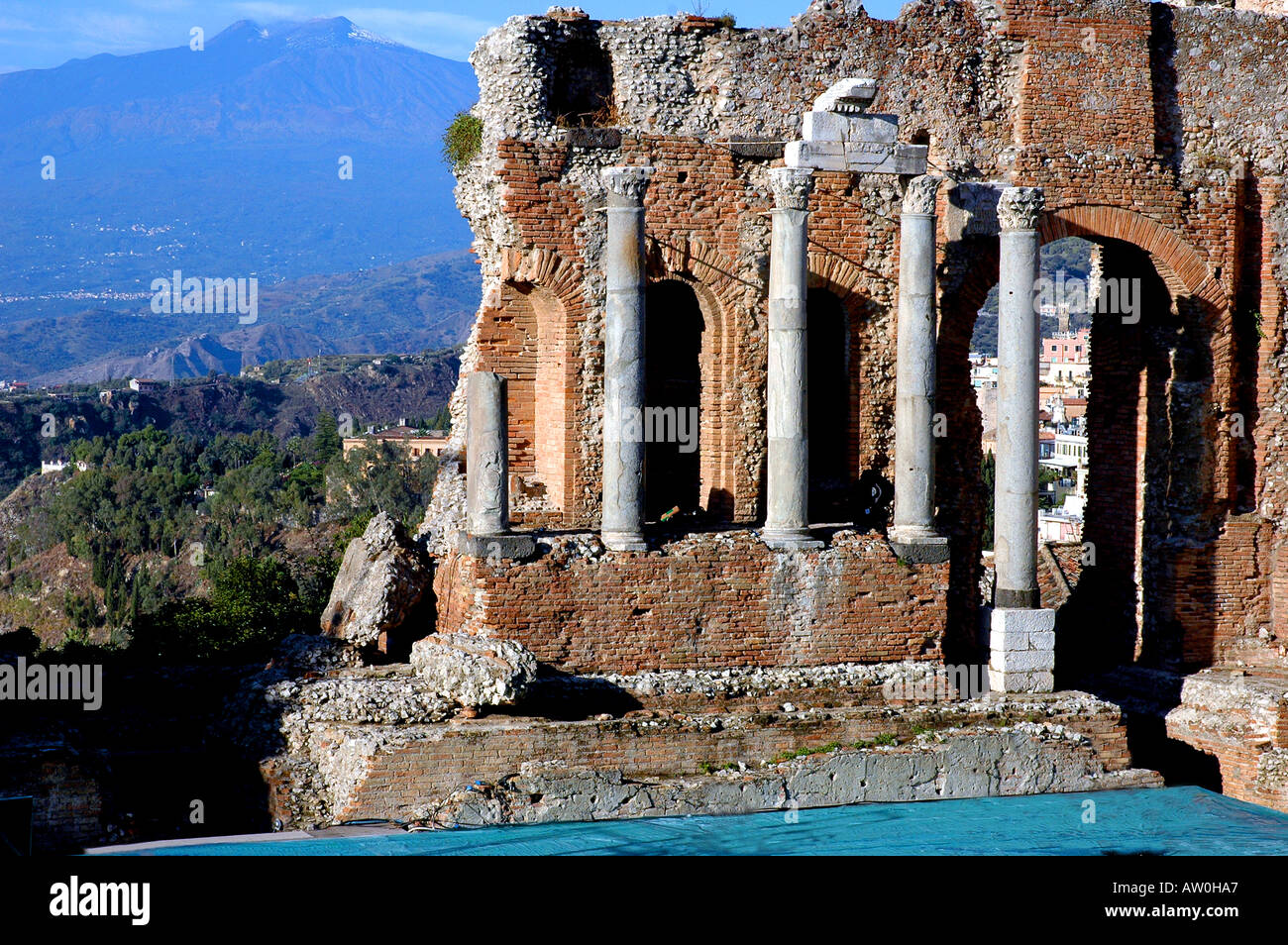 Sicilia Taormina teatro greco con il Monte Etna in background Foto Stock