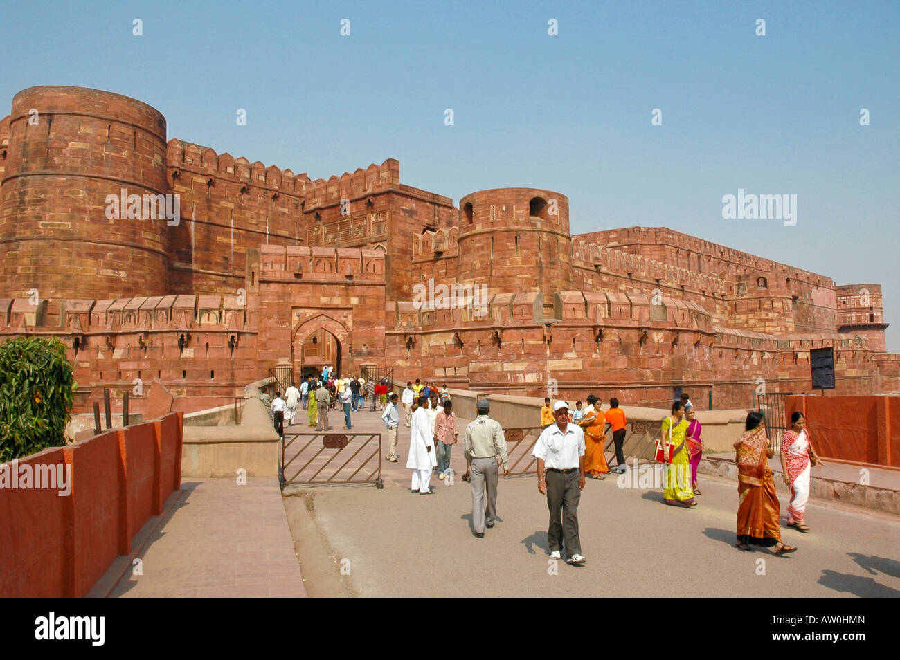 In orizzontale ampia angolazione di turisti in ingresso anteriore per il Forte Rosso di Agra su una luminosa giornata di sole. Foto Stock