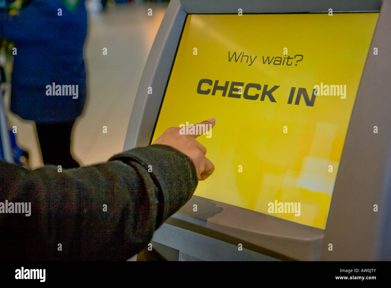 Donna che utilizza il controllo automatico in Terminale con schermo sensibile al tocco sul Aeroporto Schiphol, Paesi Bassi Foto Stock