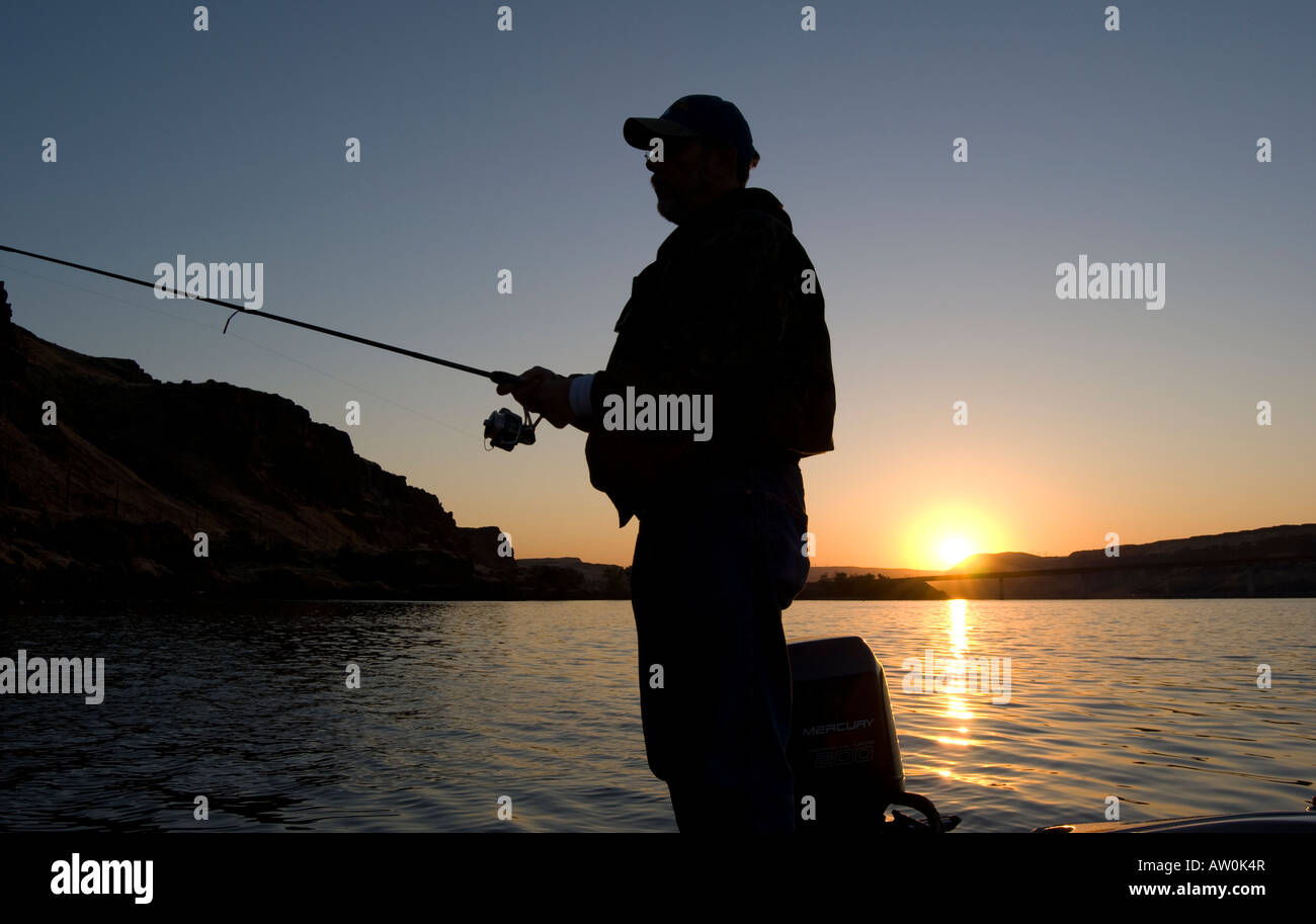 Ron Stalings Smallmouth Bass pesca sul fiume Columbia sulla frontiera Washington-Oregon, a sunrise. Foto Stock