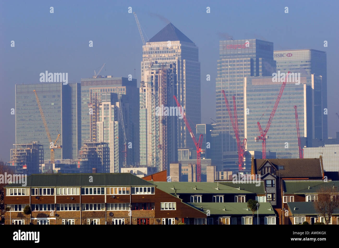 Gru e grattacieli e Docklands, London Regno Unito Foto Stock