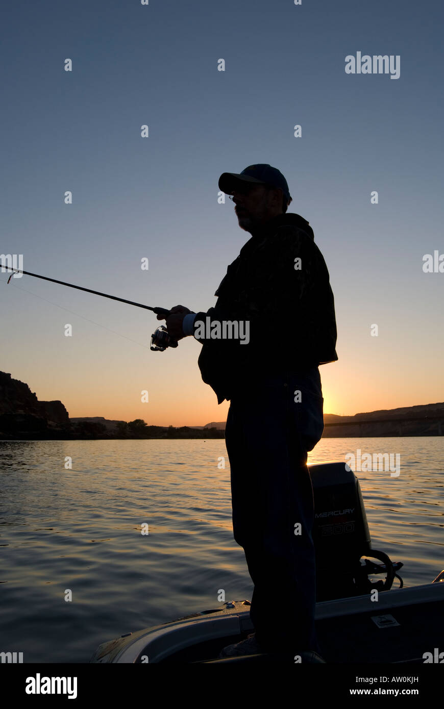 Ron Stalings Smallmouth Bass pesca sul fiume Columbia sulla frontiera Washington-Oregon, a sunrise. Foto Stock