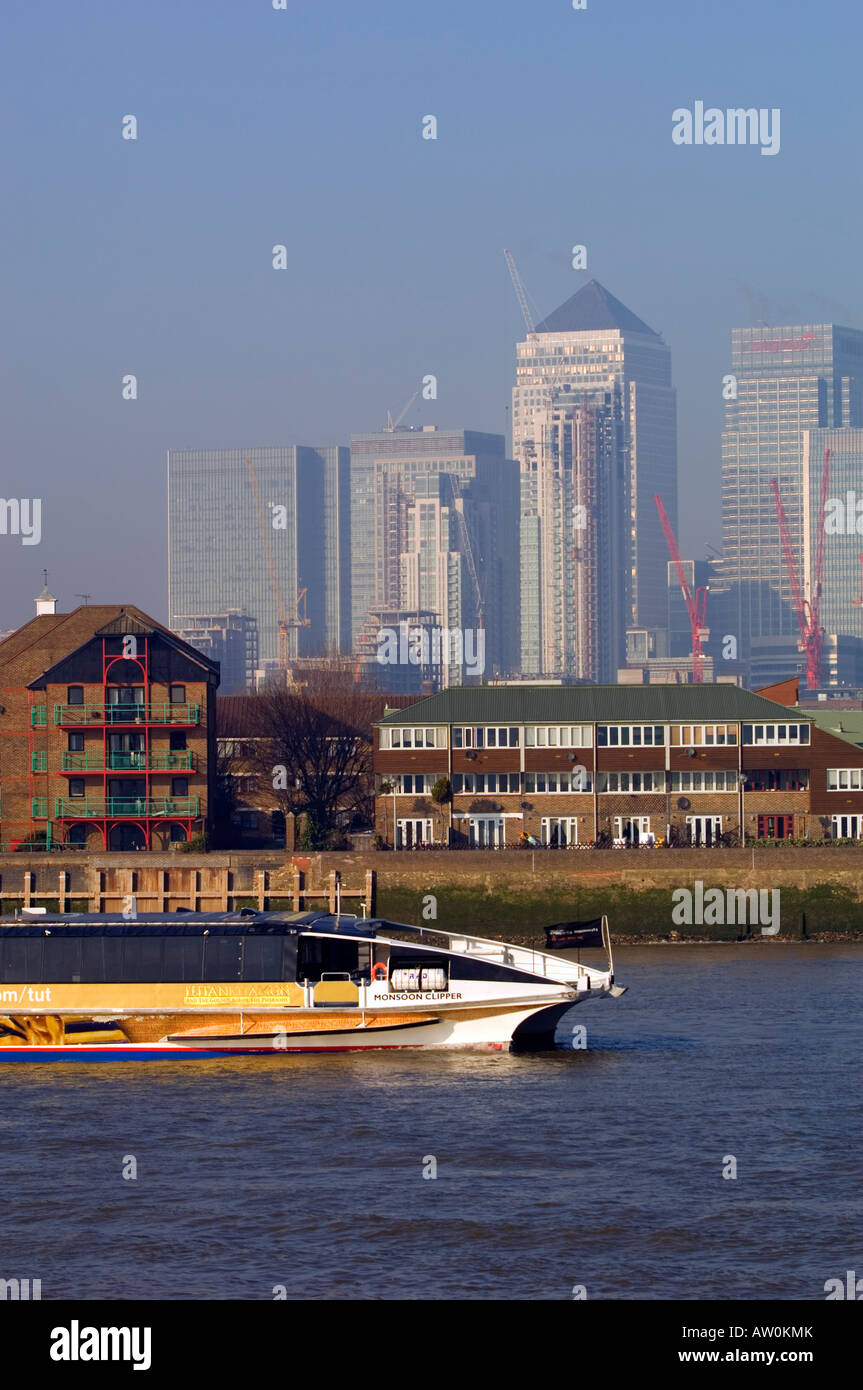 " Commuter " barca sul fiume Tamigi passando Greenwich London Regno Unito Foto Stock
