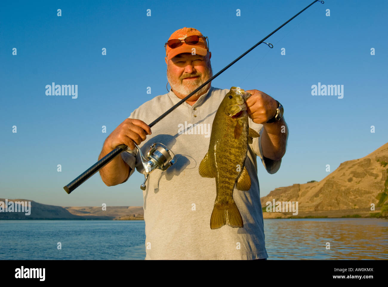 Smallmouth bass fisherman Nolan Morgan con un fiume Columbia smallmouth Bass pesca catturati Celilo piscina. Il pesce è stato rilasciato. Foto Stock