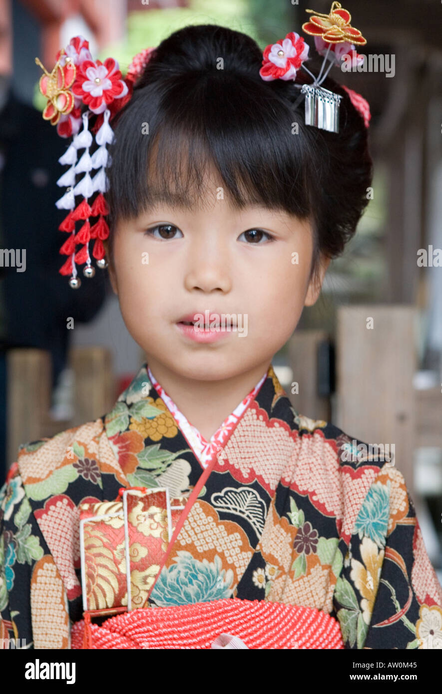 Ragazza giovane e carina in kimono- Il Santuario Kasuga Nara 4 Foto Stock