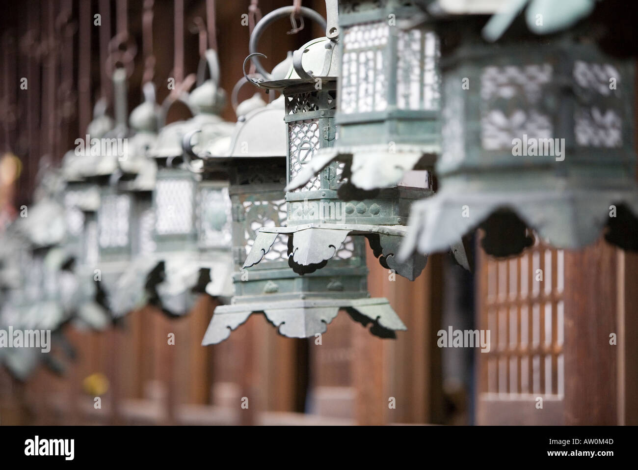 Fila di lanterne presso il Santuario Kasuga Nara Giappone 2 Foto Stock