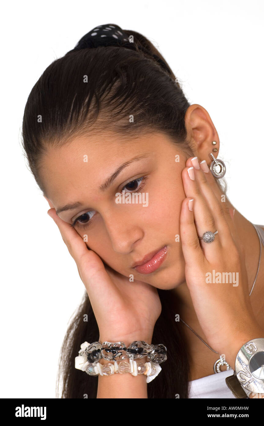 Bella ragazza adolescente guardando giù le mani sul viso Foto Stock