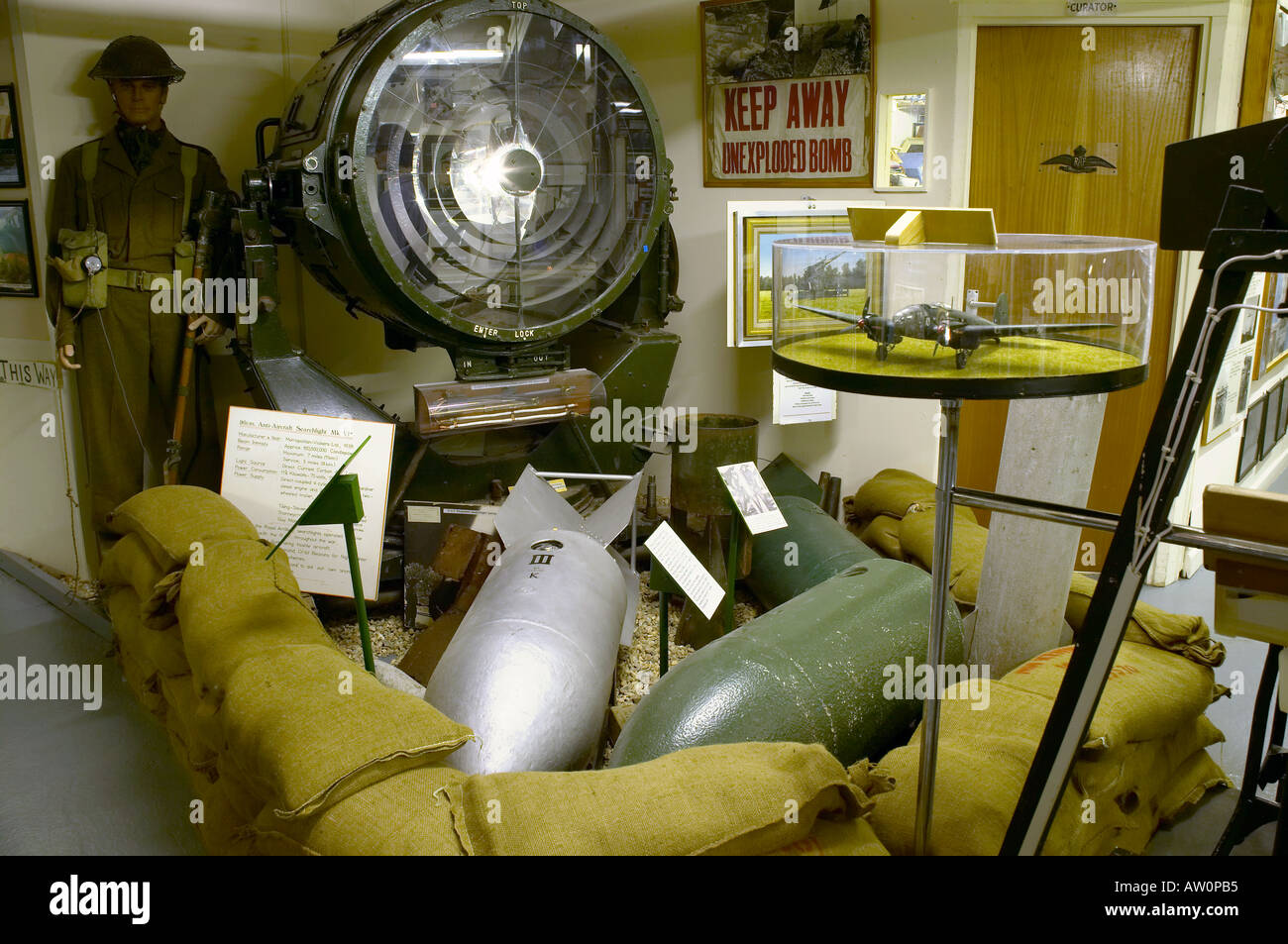 Gli ordigni inesplosi e searchlight in mostra a Tangmere Aviazione Militare museo, Inghilterra Foto Stock