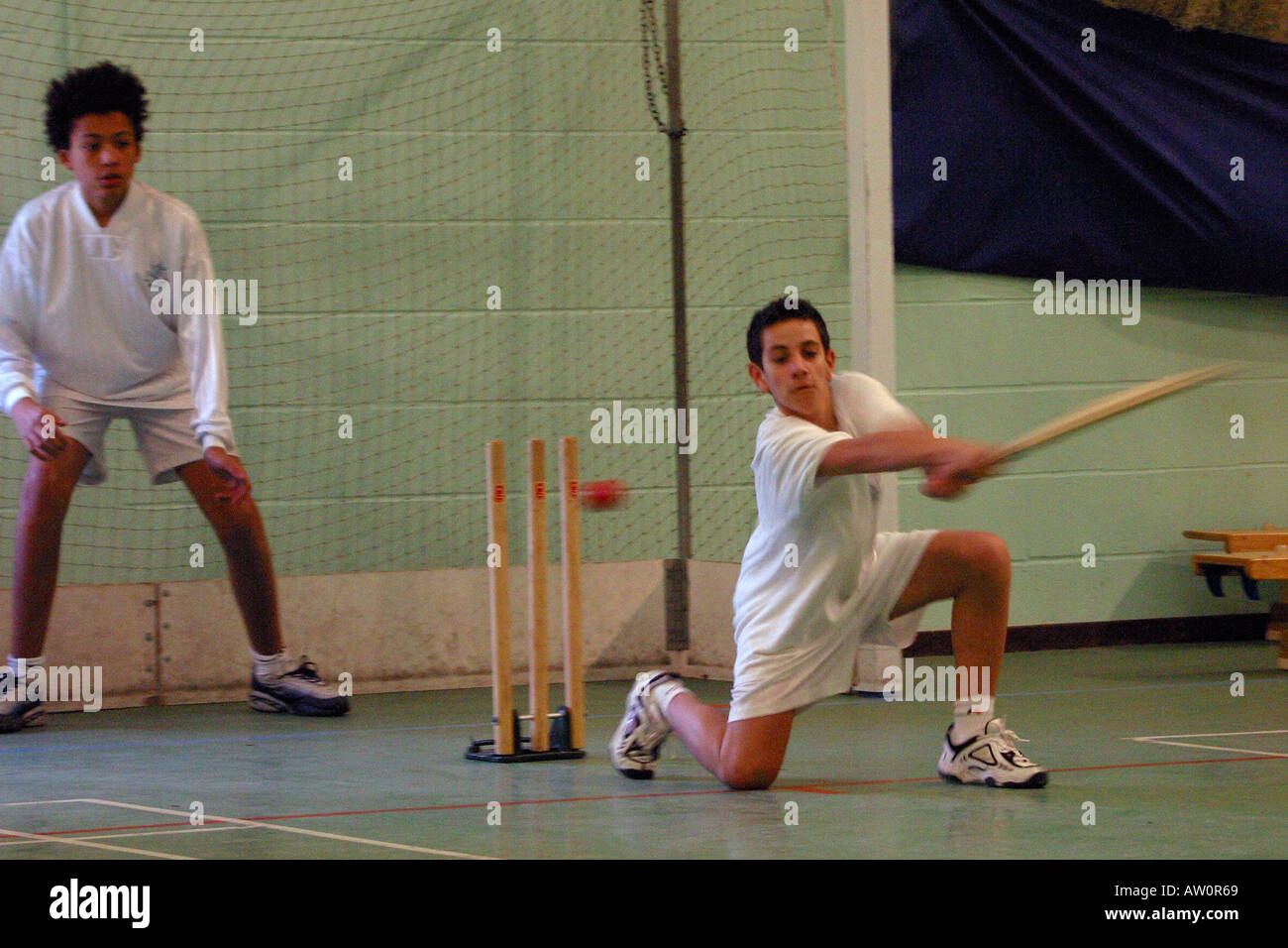 Indoor pratica di cricket a scuola indipendente a nord est di Londra GB UK Foto Stock