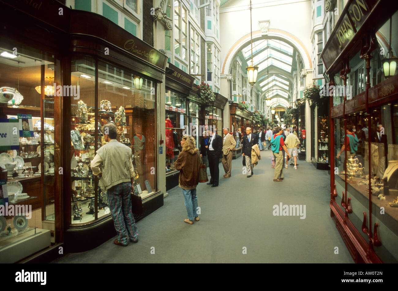 Burlington Arcade Piccadilly Londra negozi di shopping shopper England Regno Unito coperto windows Foto Stock
