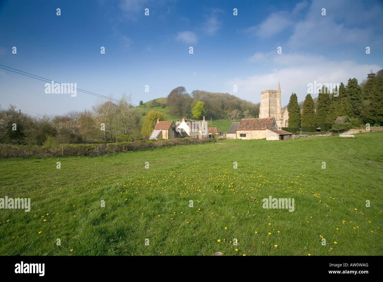 Un piccolo rurale idilliaco Cotswold frazione raggruppati intorno alla sua chiesa, Hawkesbury, Gloucestershire, Cotswolds, England, Regno Unito Foto Stock
