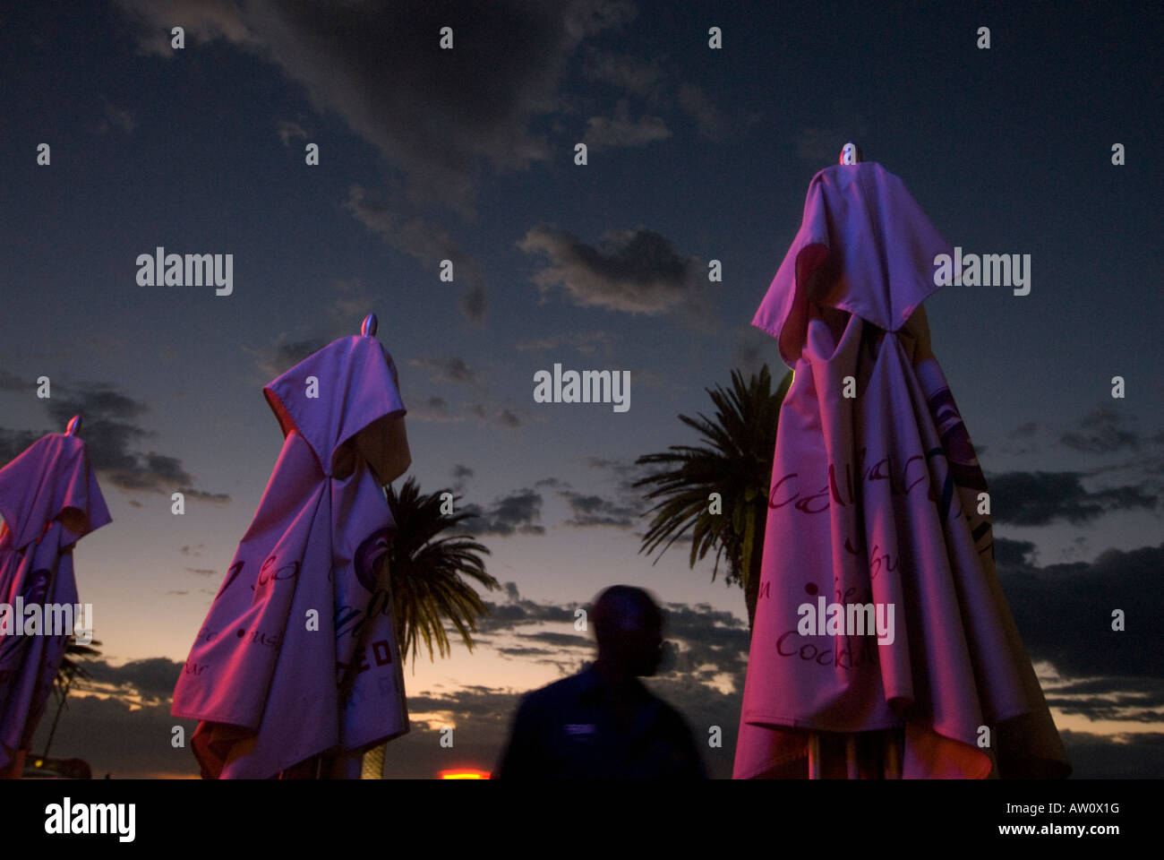 Camps Bay passeggiata di notte con candele da luci al neon Foto Stock