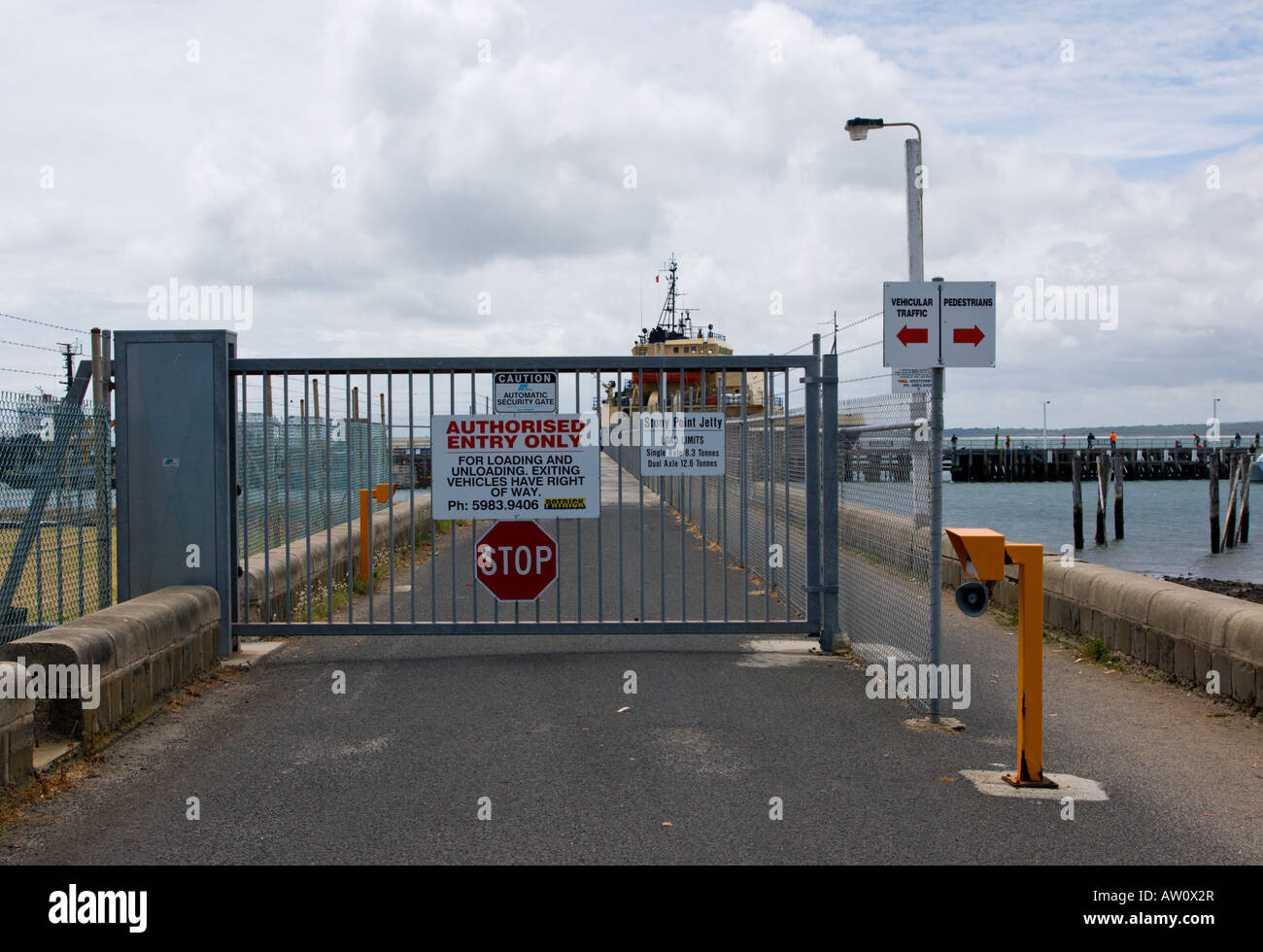 Cancello di sicurezza all'ingresso Stoney Point Jetty in Victoria Australia. Foto Stock
