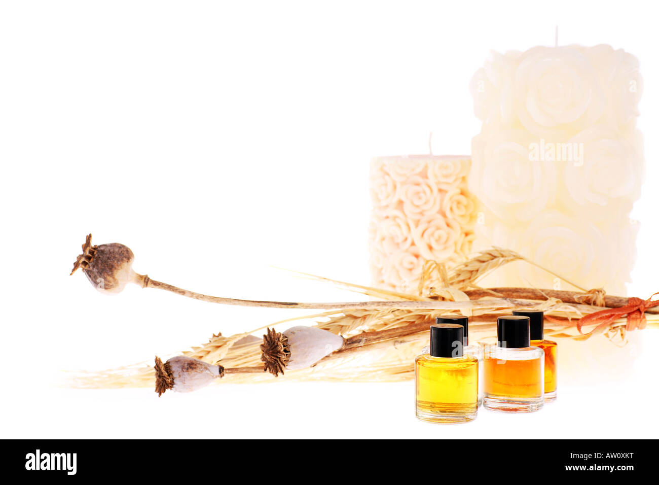 Gli olii aromatherapy candele ed essiccato papaveri perfetto per il relax e il riposo Foto Stock