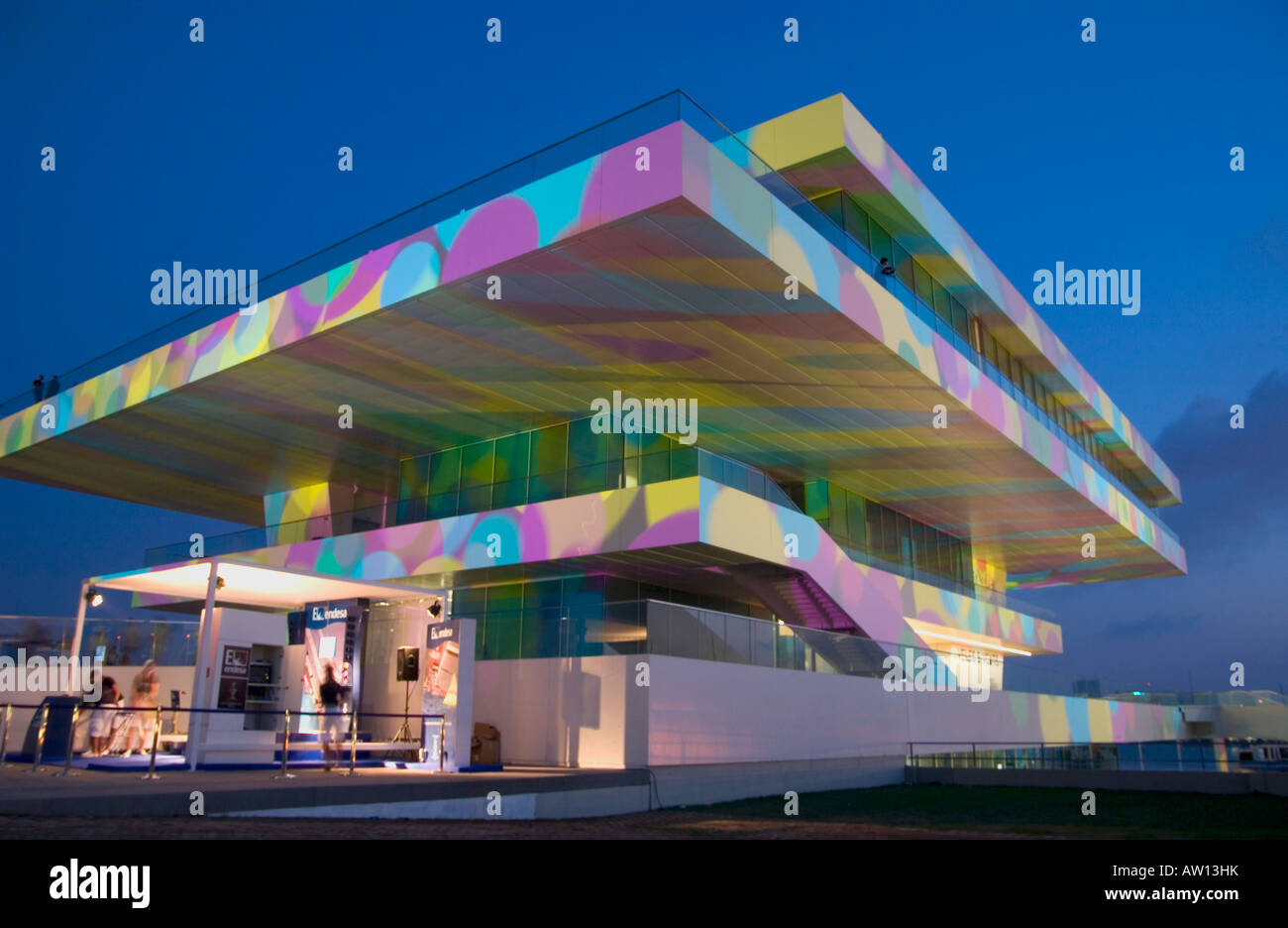 Louis Vuitton edificio nel porto di Valencia illuminati per l'apertura della 32a Coppa America nel porto di Valencia Foto Stock