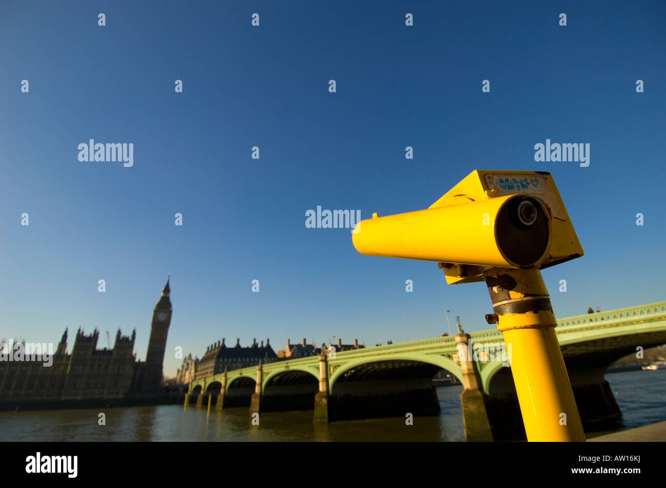 Il binocolo su Albert Embankment da Westminster Bridge rivolta verso le Case del Parlamento London Regno Unito Foto Stock