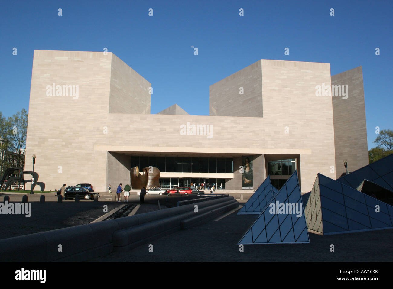 Galleria Nazionale di Arte edificio est che mostra il bordo del coltello specchio due pezzo di Henry Moore Washington DC Foto Stock