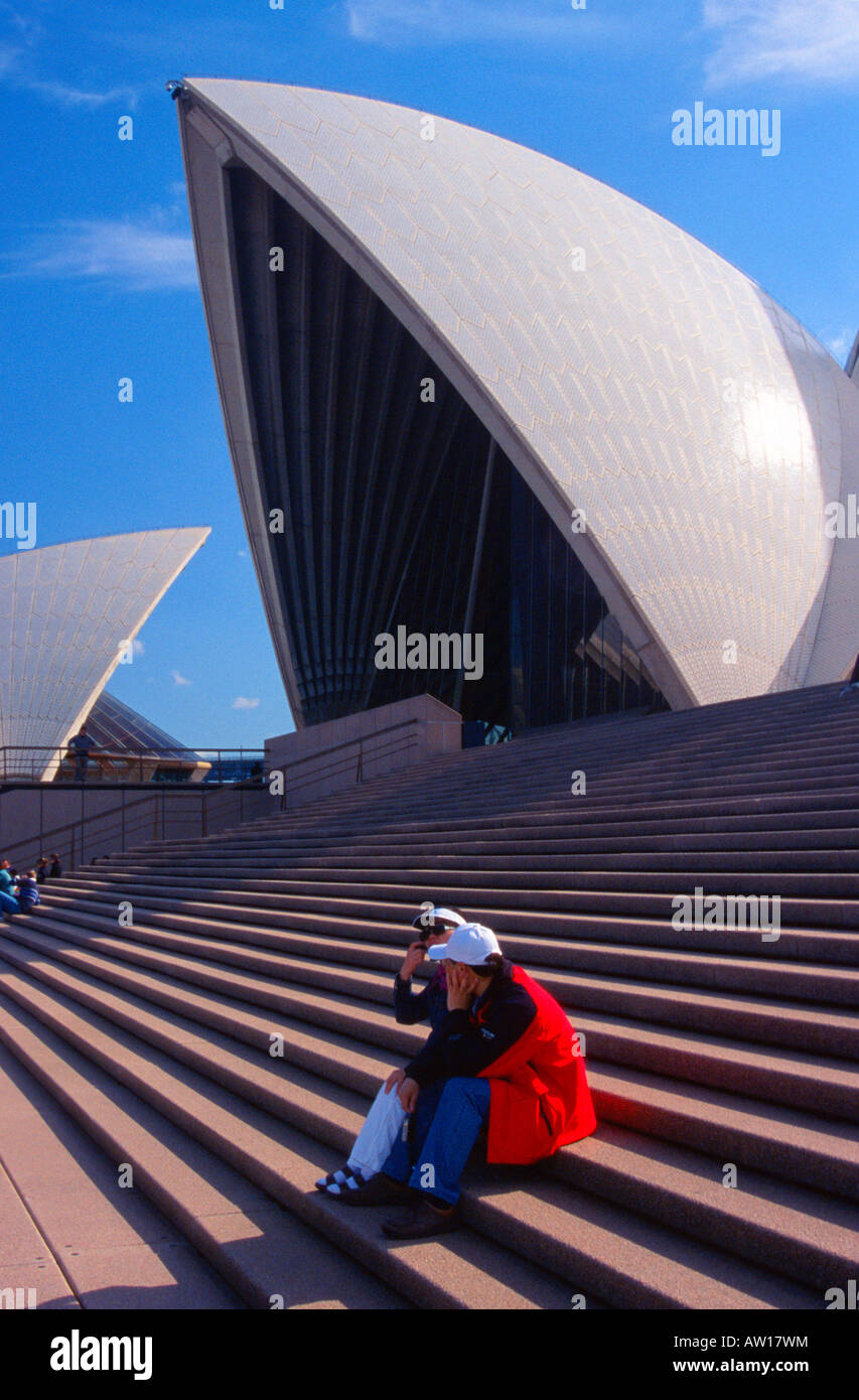Un turista giovane riposare e prendere in vista dalle fasi di Sydney Opera House Foto Stock