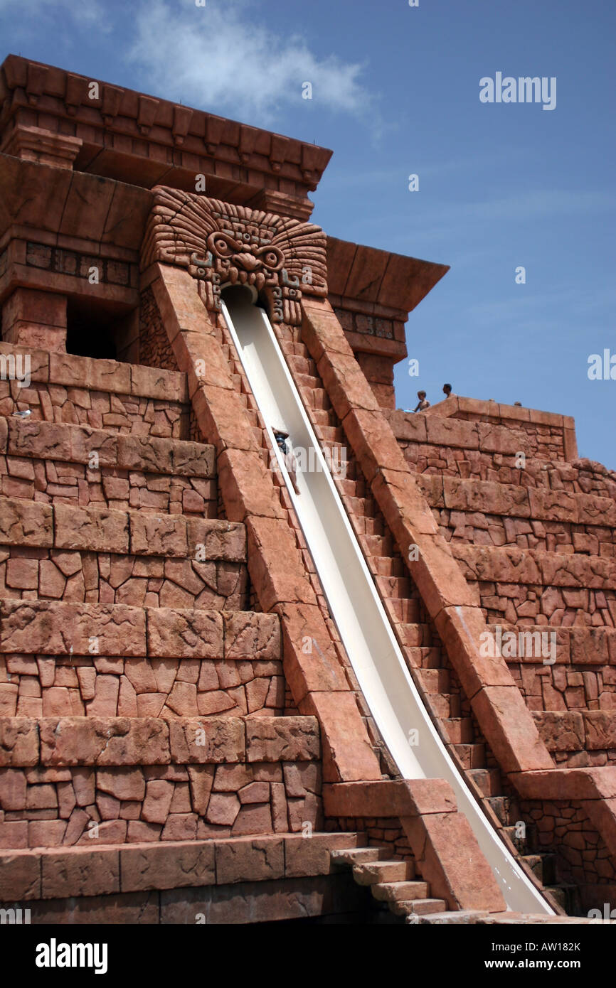 Salto di fede waterslide dalla sommità del tempio Maya Atlantis Paradise Island Bahamas Foto Stock