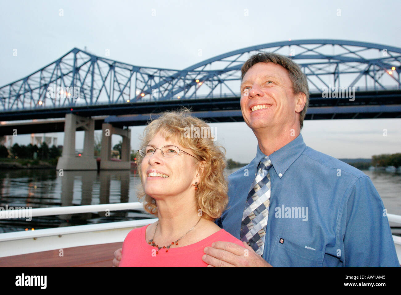 La Crosse Wisconsin,Mississippi River Water Island ragazza,ragazze,crociera Yacht,Ponte di Cass Street,tour barca,coppia,adulti uomo uomini maschi,donna donne f Foto Stock