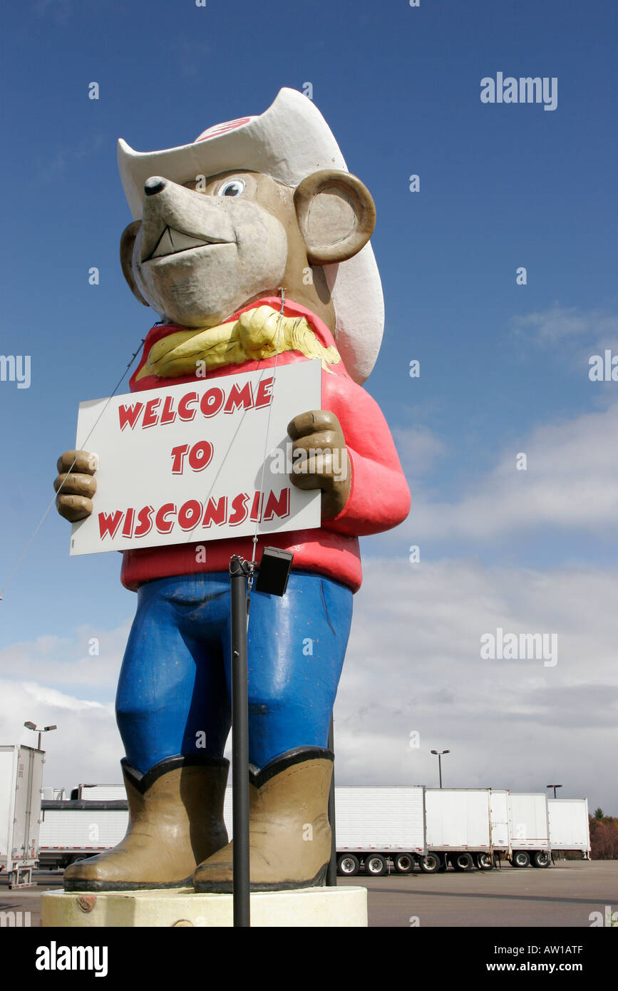 Wisconsin Oakdale,Interstate 90,94,mouse gigante in vetroresina,cartello,Benvenuto,Ranger stradale,camion,fermata camion,WI061012019 Foto Stock