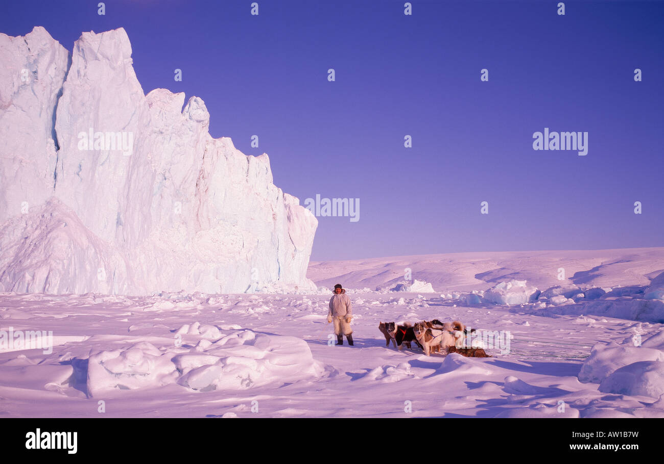 Uomo con Husky Sled Dog, Thule Groenlandia Foto Stock