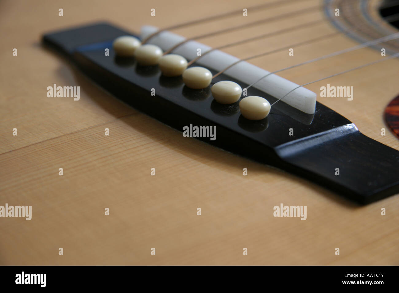 Dettaglio di una chitarra aoustic top e stringhe Foto Stock