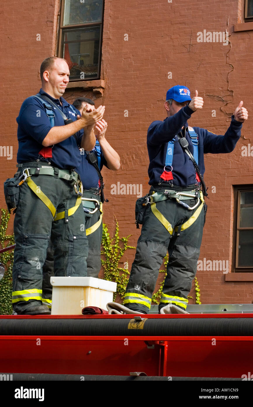 I vigili del fuoco ad applaudire i concorrenti nel 2006 ING New York City Marathon 5 novembre 2006. JMH1901 Foto Stock