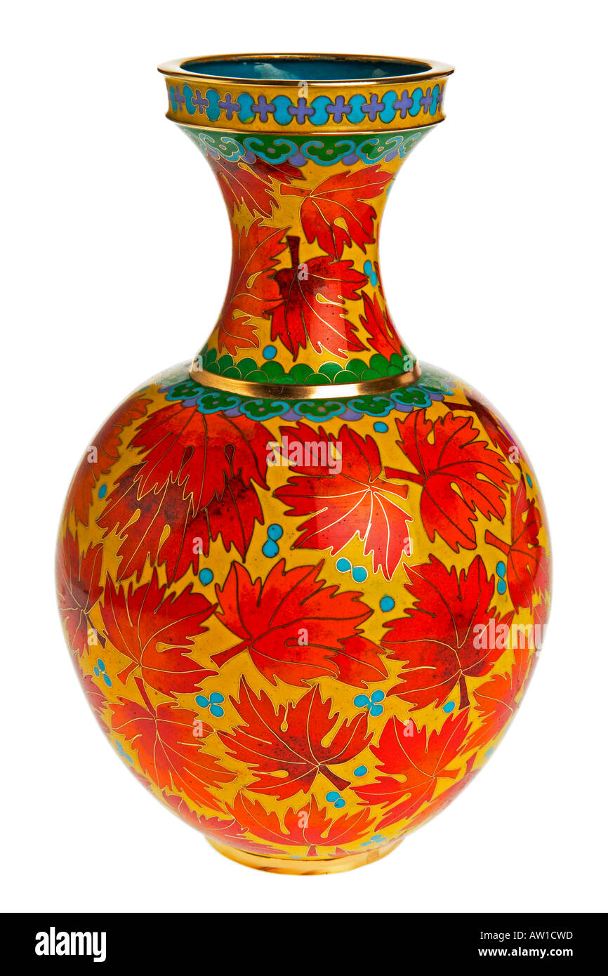 Smalto Cloisonne ware vaso 25cm alto con maple leaf design contro uno sfondo bianco JMH1954 Foto Stock