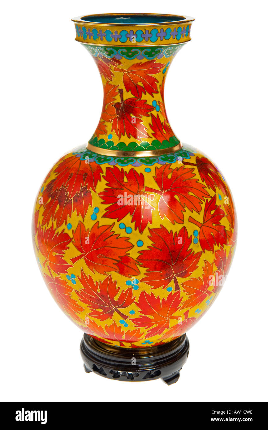 Smalto Cloisonne ware vaso 25cm alto con maple leaf design sul supporto in legno base contro uno sfondo bianco JMH1955 Foto Stock