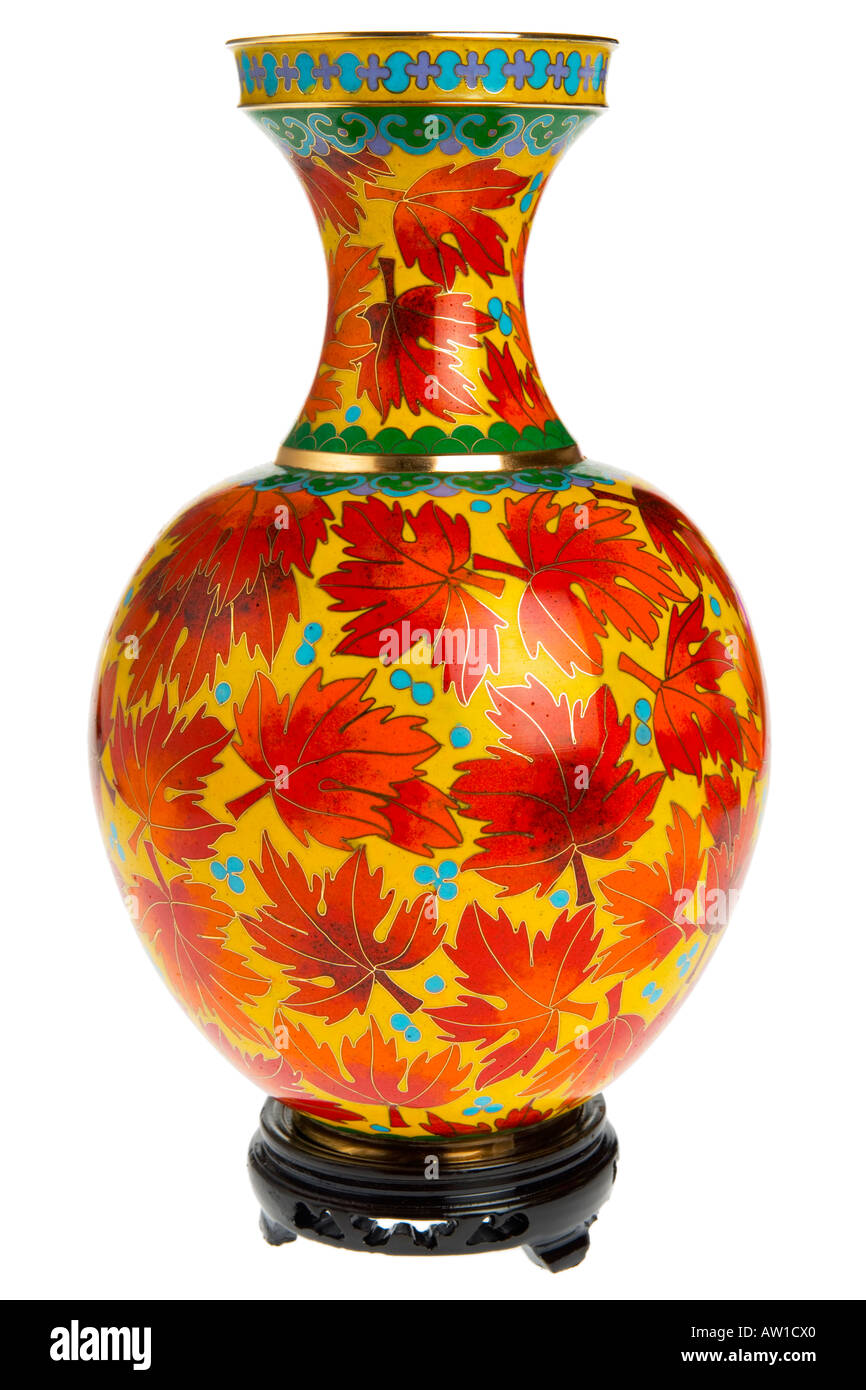 Smalto Cloisonne ware vaso 25cm alto con maple leaf design sul supporto in legno base contro uno sfondo bianco JMH1956 Foto Stock
