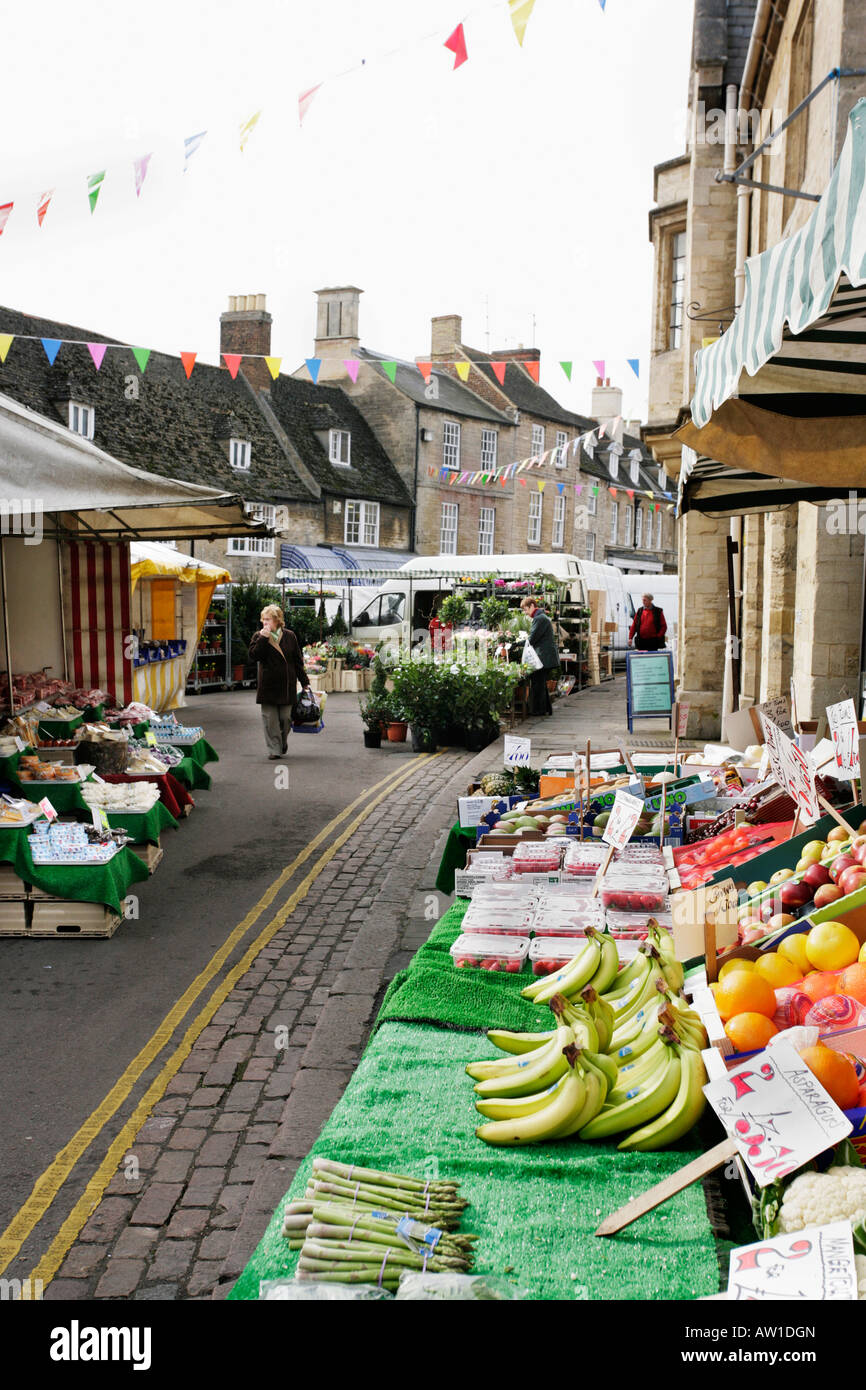 Giorno di Mercato nel centro di Oundle nel Northamptonshire, Regno Unito Foto Stock