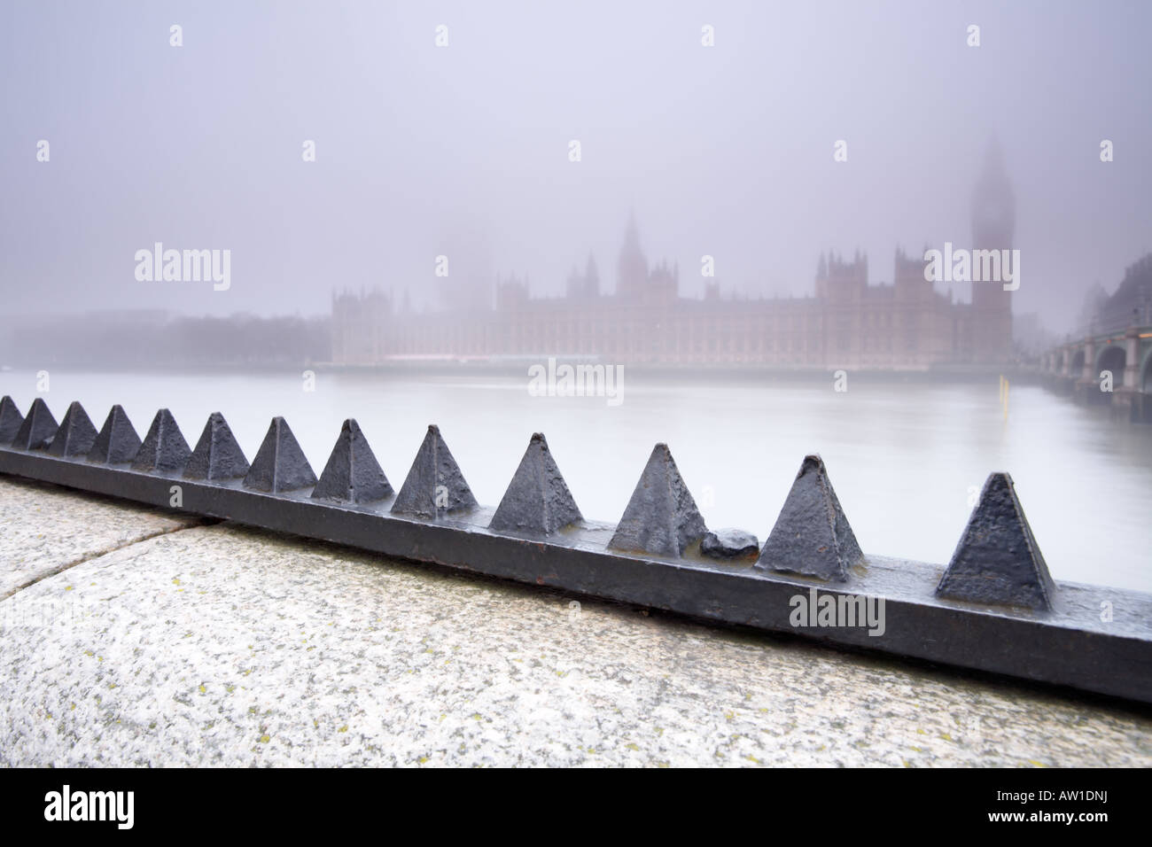 Guardando attraverso il Tamigi verso la Casa del Parlamento da Albert Embankment London City Inghilterra REGNO UNITO Foto Stock