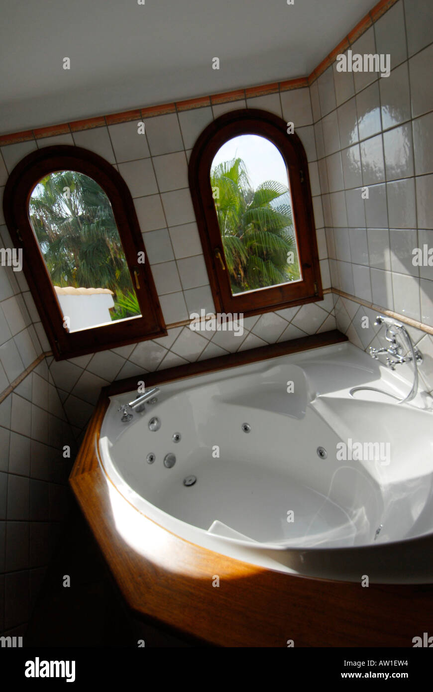 Jacuzzi in bagno di lusso casa in affitto in Ibiza, Spagna Nano Calvo  VWPics.com Foto stock - Alamy