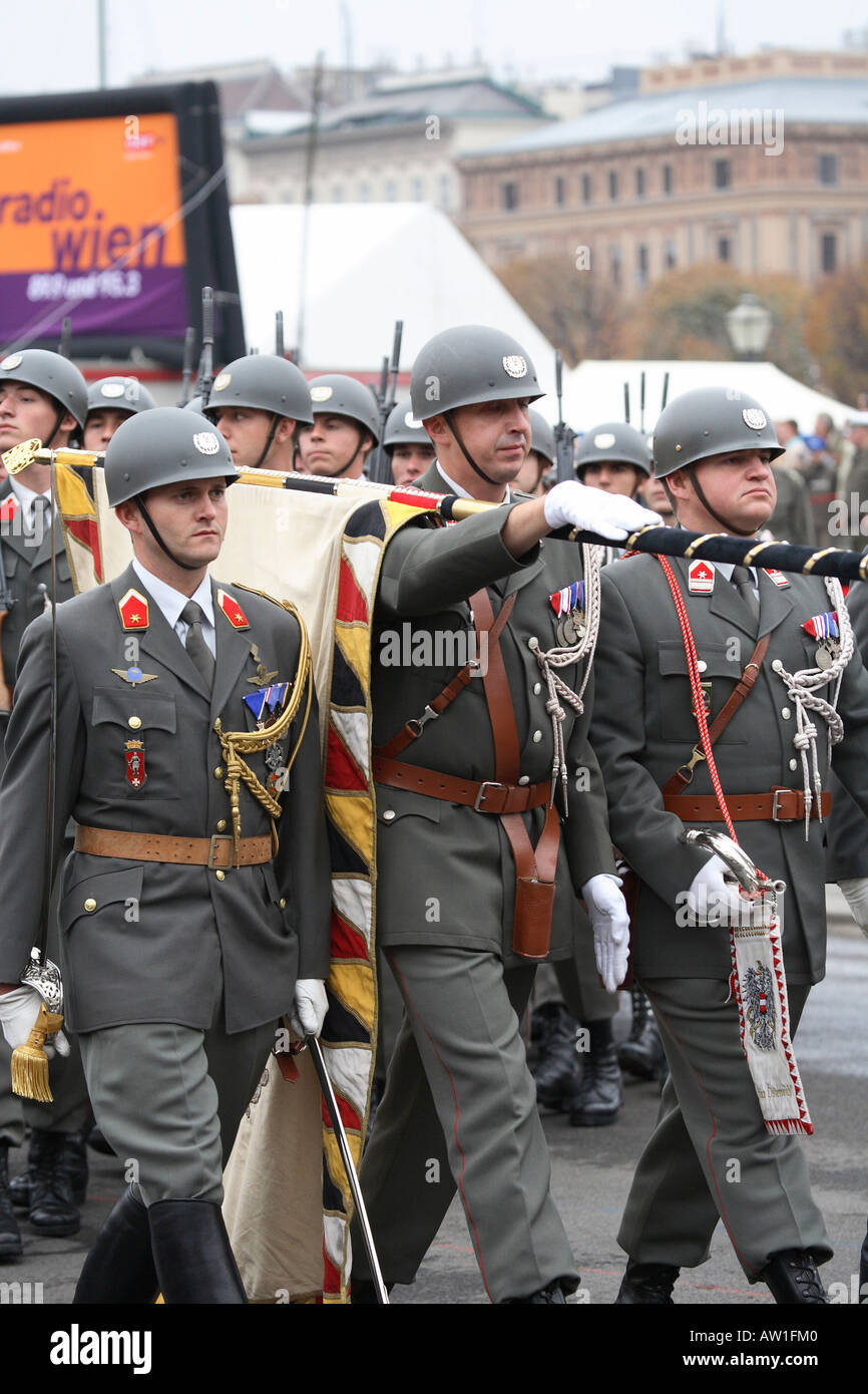Gli ufficiali di guardia sulla Heldenplatz (Piazza degli Eroi) a Vienna, in Austria Foto Stock