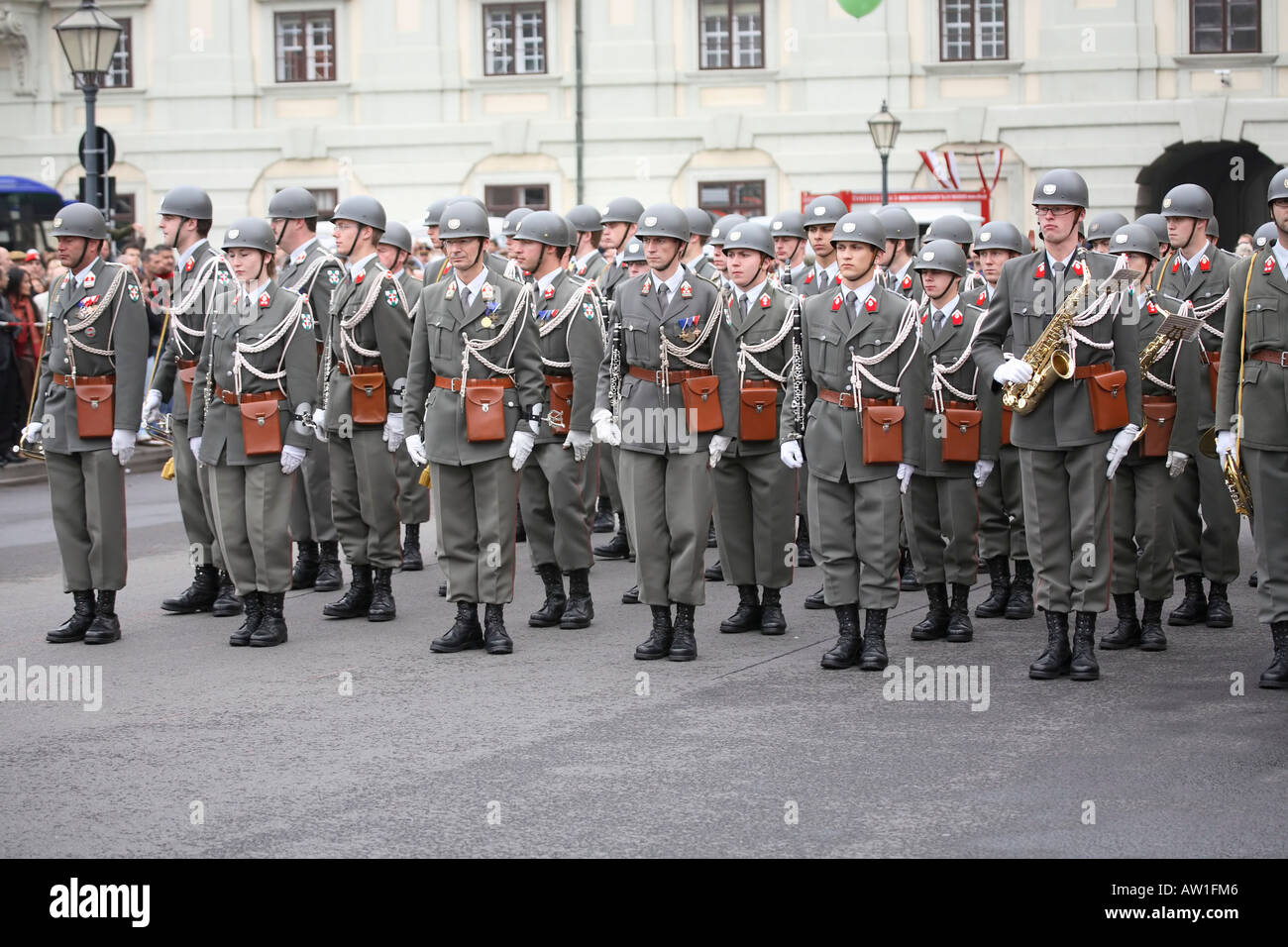 Musicista militare sulla Heldenplatz (Piazza degli Eroi) a Vienna, in Austria Foto Stock