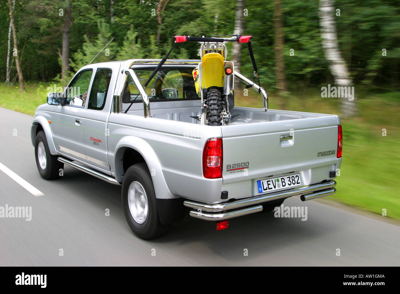 Pick up Mazda B2500 Turbo, trasporto della moto Foto Stock