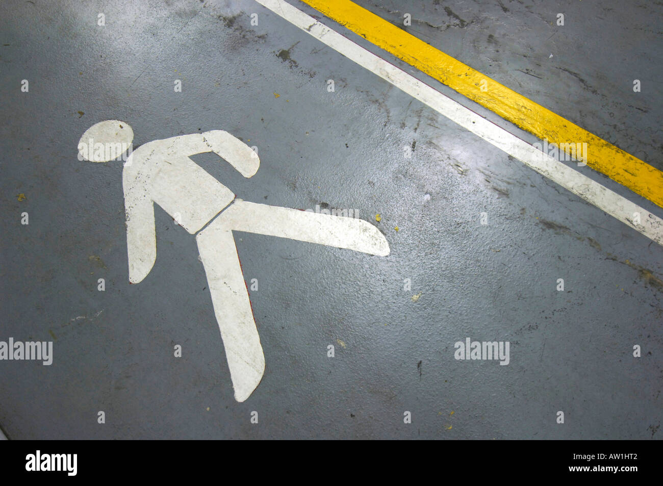 Zona pedonale - etichetta di avvertenza sul pavimento in un'area di lavoro Foto Stock